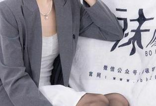 袜啵啵 - 小甜豆说感谢陪伴，结果谁在疯狂下载她的写真？