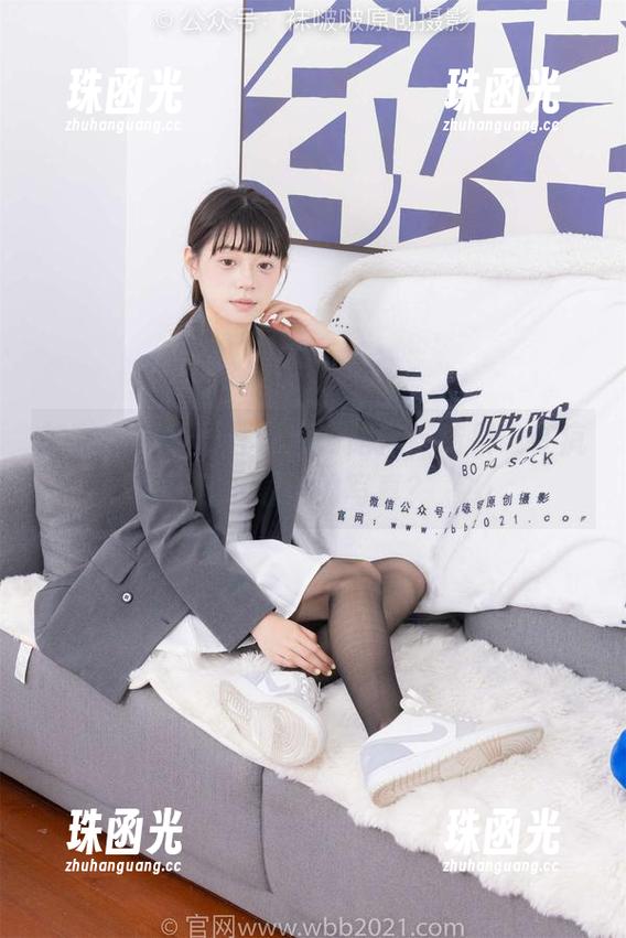 袜啵啵-小甜豆 袜啵啵 - 小甜豆说感谢陪伴,结果谁在疯狂下载她的写真?