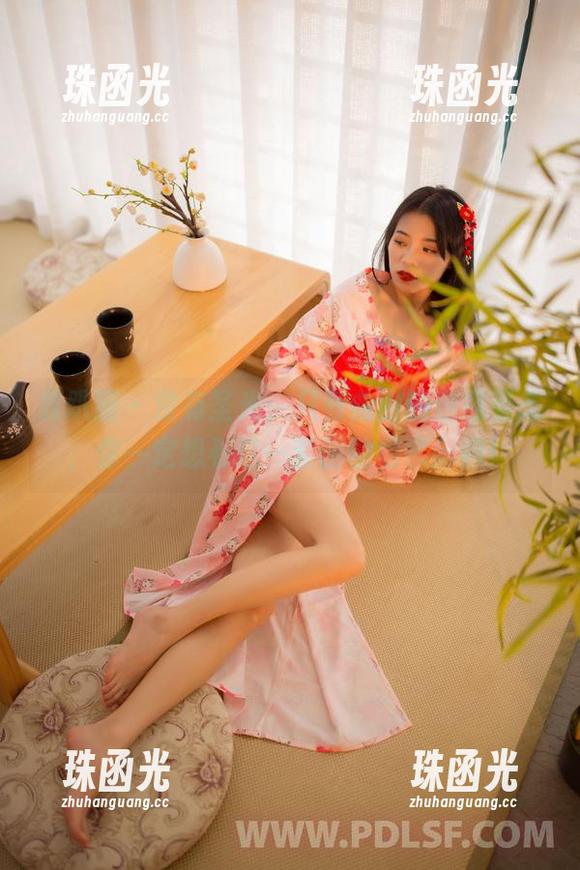 轰趴猫 - 没有圣光，只有曲曲的随意姿态，你一定想看这一套图的居家影像！