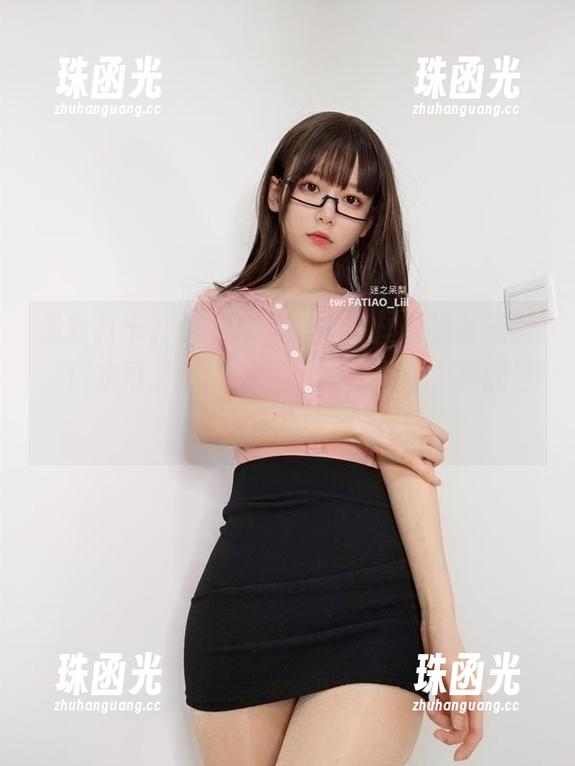 最新打卡，迷之呆梨的套图——温泉旅行，这水可真“清澈”，能看见不一样的世界，哈哈。
