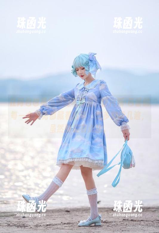 在阿包也是兔娘的写真里，伊内斯-芭蕾的每一个姿势都藏着故事，想多解读几遍，虽然脑袋有点乱。