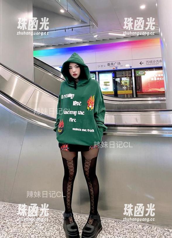 微密圈 - 这一组图集福利，陈佩奇换上白丝学生装，感觉就像课间的偷瞄！