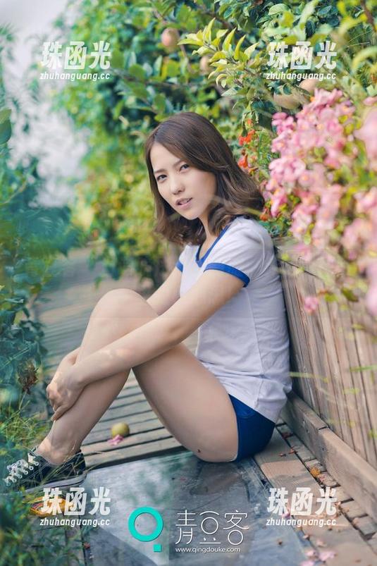 青豆客-谭晓彤 青豆客 - 当谭晓彤遇上制服:无圣光图片里的小心思!