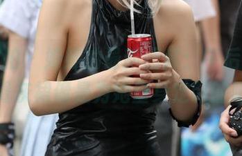魔镜街拍 - 婷婷的最新图库：午后静谧，包臀灰裙像是为她量身定制的吧？