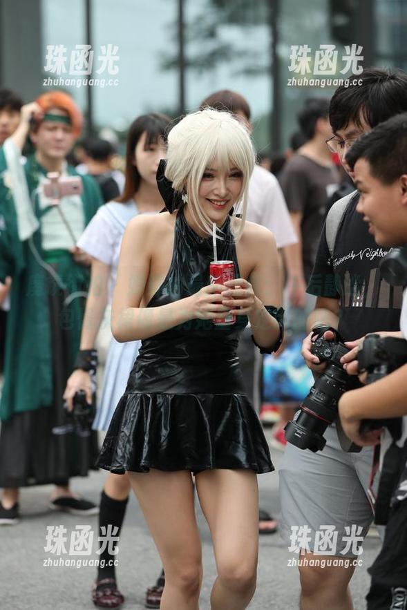 魔镜街拍-婷婷 魔镜街拍 - 婷婷的最新图库:午后静谧,包臀灰裙像是为她量身定制的吧?
