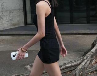 魔镜街拍 - 婷婷在粉裙中跳舞，免费原图教你当个销售主管
