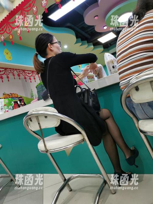 魔镜街拍-婷婷 魔镜街拍 - 婷婷教你怎么把白色吊带裙和黑丝穿出高级感,快速加入我的写真集吧!