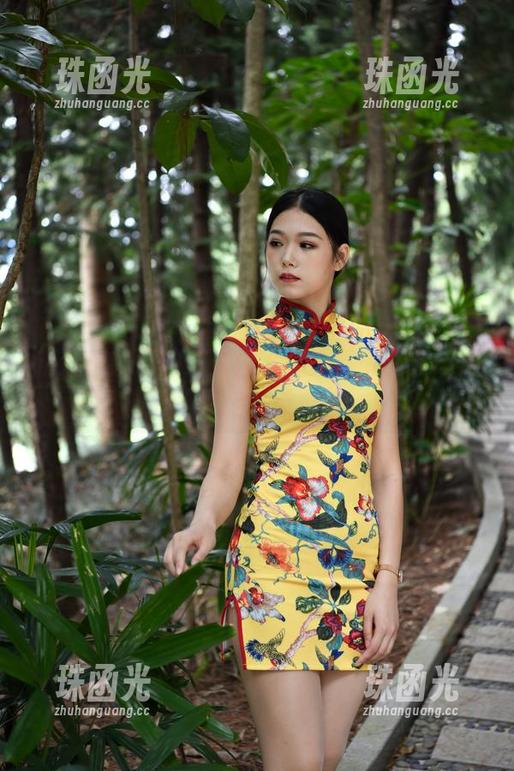 精选魔镜街拍：当你发现美臀少妇能让街道的地心引力失效。