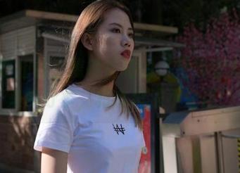 真不敢相信，魔镜街拍的小姐姐带着黑裙来的分享，根本没法不注目！