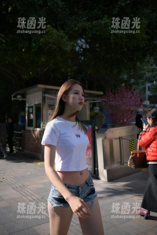 真不敢相信，魔镜街拍的小姐姐带着黑裙来的分享，根本没法不注目！
