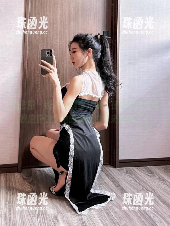 微密圈 - 制服中的黎允熙，在高清照片里我隐隐感觉她的杀伤力越来越强了！